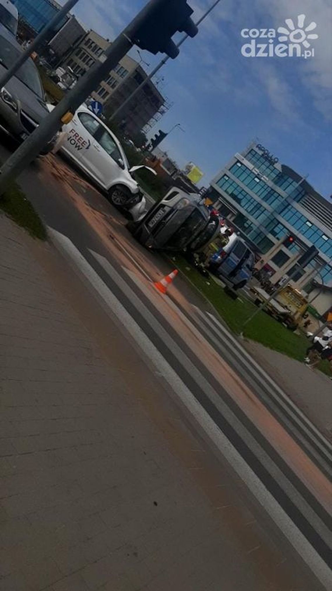 Przejechał na czerwonym, spowodował wypadek Przejechał na czerwonym, spowodował wypadek