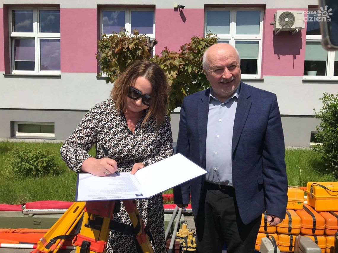 Przekazanie sprzętu geodezyjnego w WSBiP w Ostrowcu Świętokrzyskim Przekazanie sprzętu geodezyjnego w WSBiP w Ostrowcu Świętokrzyskim