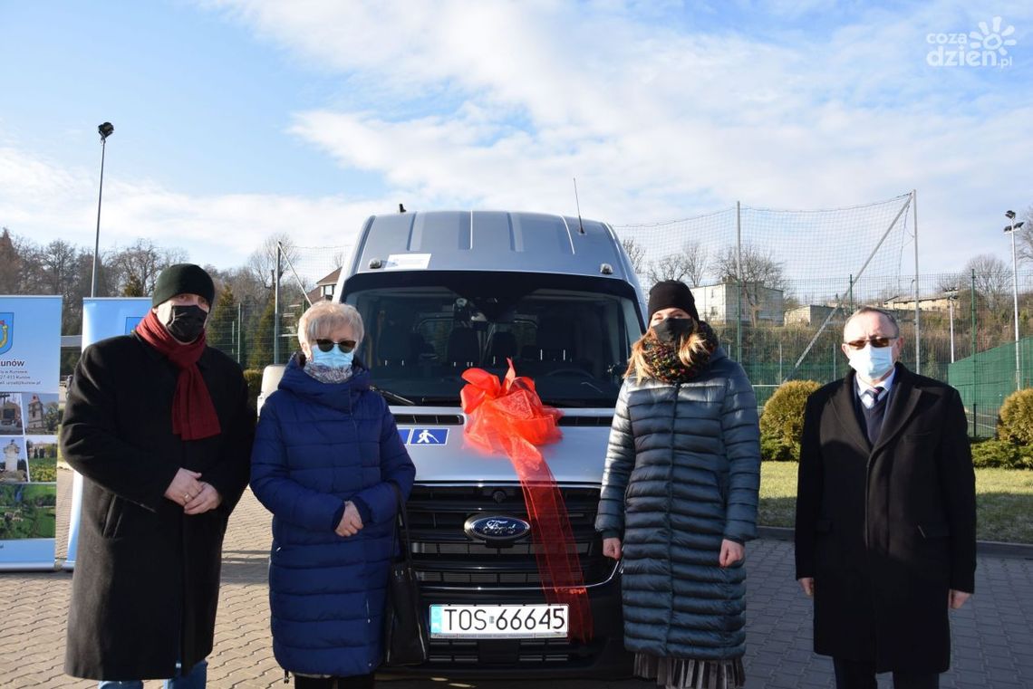 Przekazano kolejny pojazd dla osób niepełnosprawnych Przekazano kolejny pojazd dla osób niepełnosprawnych