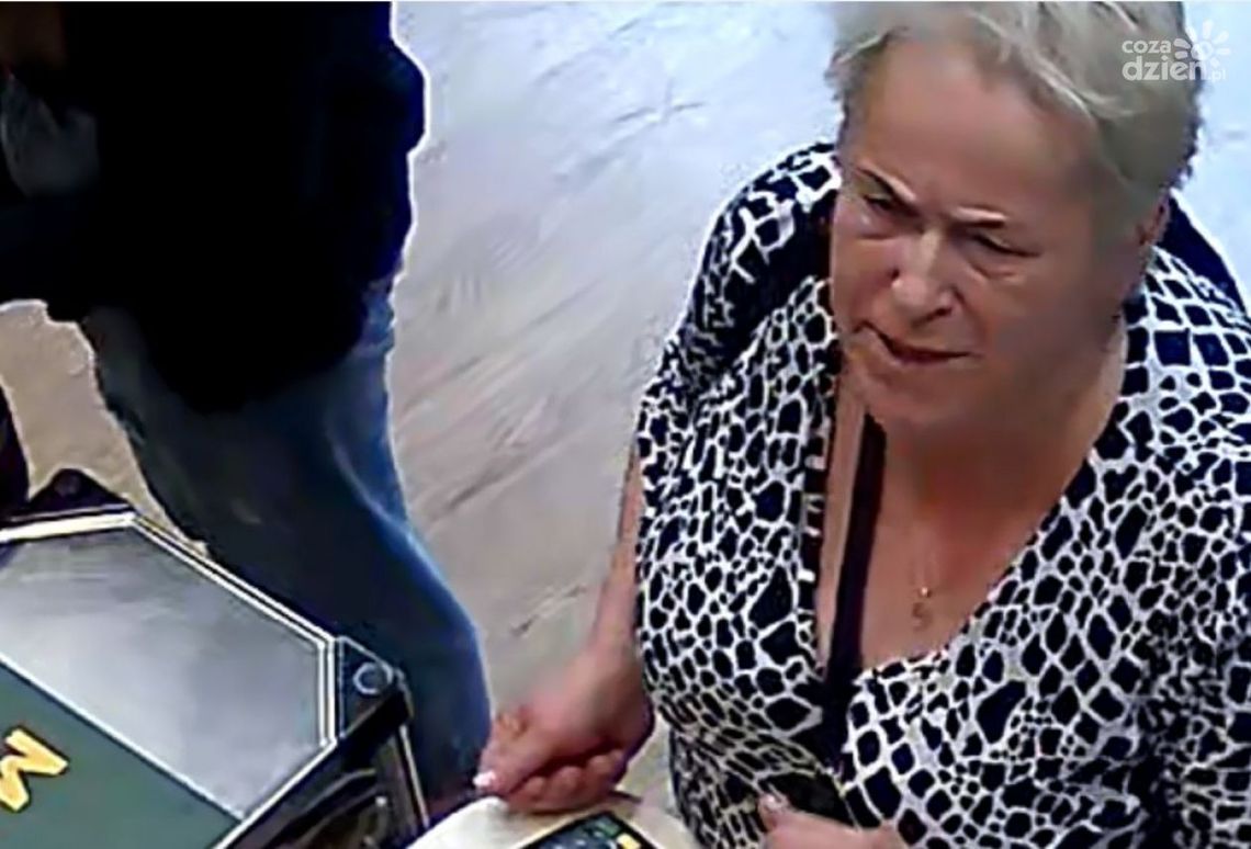 Przywłaszczyła sobie cudzy portfel i kartę płatniczą. Poszukuje jej policja Przywłaszczyła sobie cudzy portfel i kartę płatniczą. Poszukuje jej policja