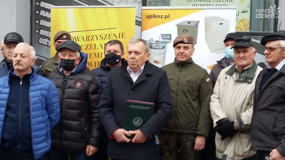Pszczelarze wspierają Wojska Obrony Terytorialnej Pszczelarze wspierają Wojska Obrony Terytorialnej