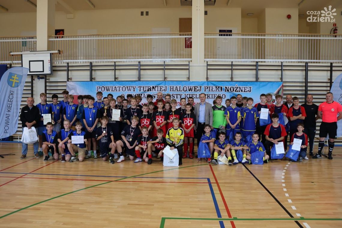 Puchar Starosty Kieleckiego dla drużyny z Chęcin Puchar Starosty Kieleckiego dla drużyny z Chęcin