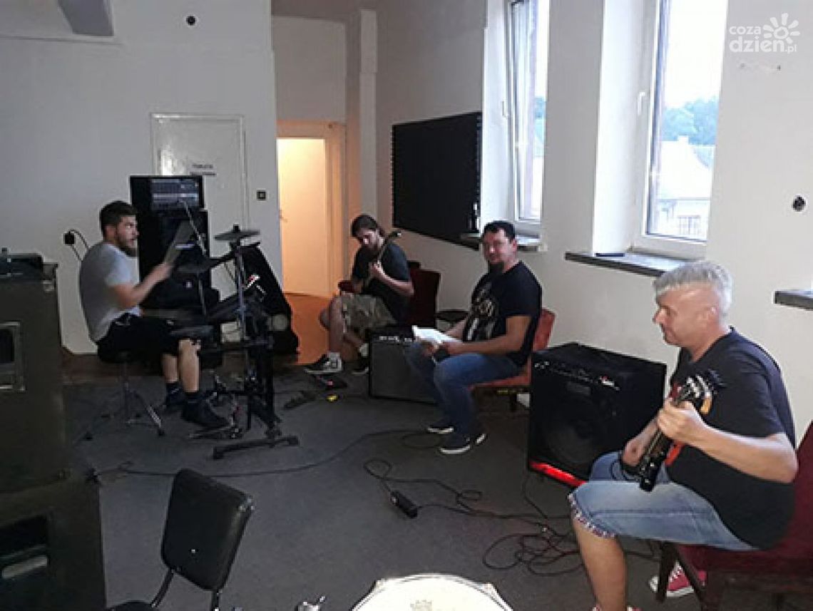 Punkowe rytmy na rodzinnym pikniku w Ćmielowie Punkowe rytmy na rodzinnym pikniku w Ćmielowie