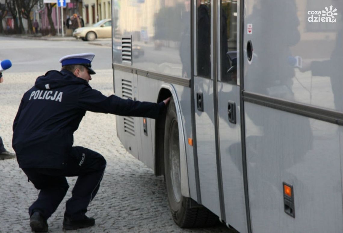 Punkty kontroli autokarów w województwie świętokrzyskim. Policja i ITD dbają o bezpieczeństwo podczas ferii