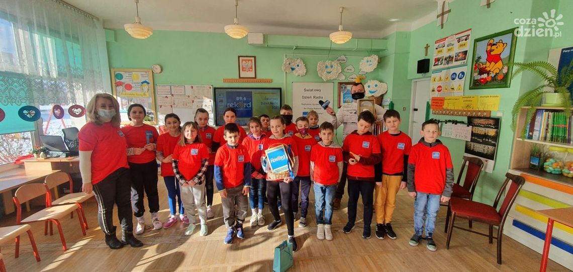 Radiowcy odpowiadali na pytania. Światowy Dzień Radia z uczniami Publicznej Szkoły Podstawowej nr 7 w Ostrowcu Świętokrzyskim Radiowcy odpowiadali na pytania. Światowy Dzień Radia z uczniami Publicznej Szkoły Podstawowej nr 7 w Ostrowcu Świętokrzyskim