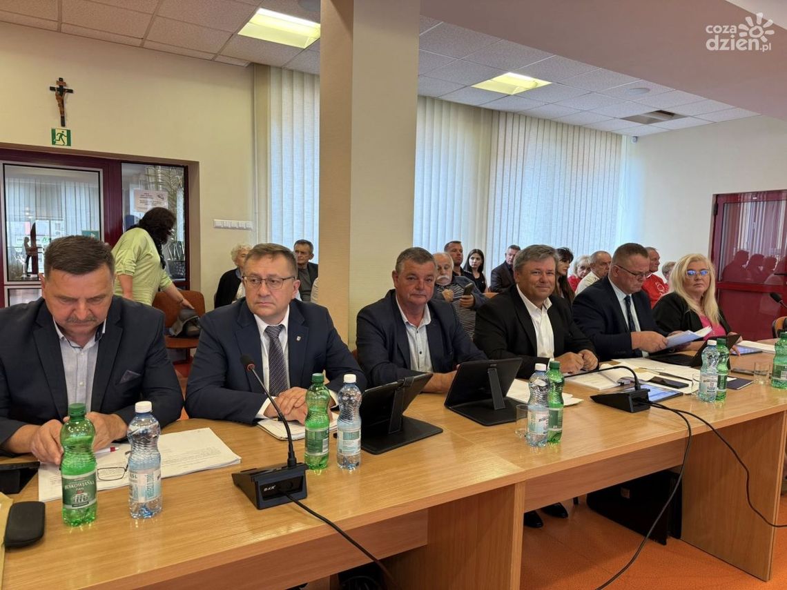 Radni powiatu ostrowieckiego protestują przeciwko ośrodkom dla imigrantów Radni powiatu ostrowieckiego protestują przeciwko ośrodkom dla imigrantów