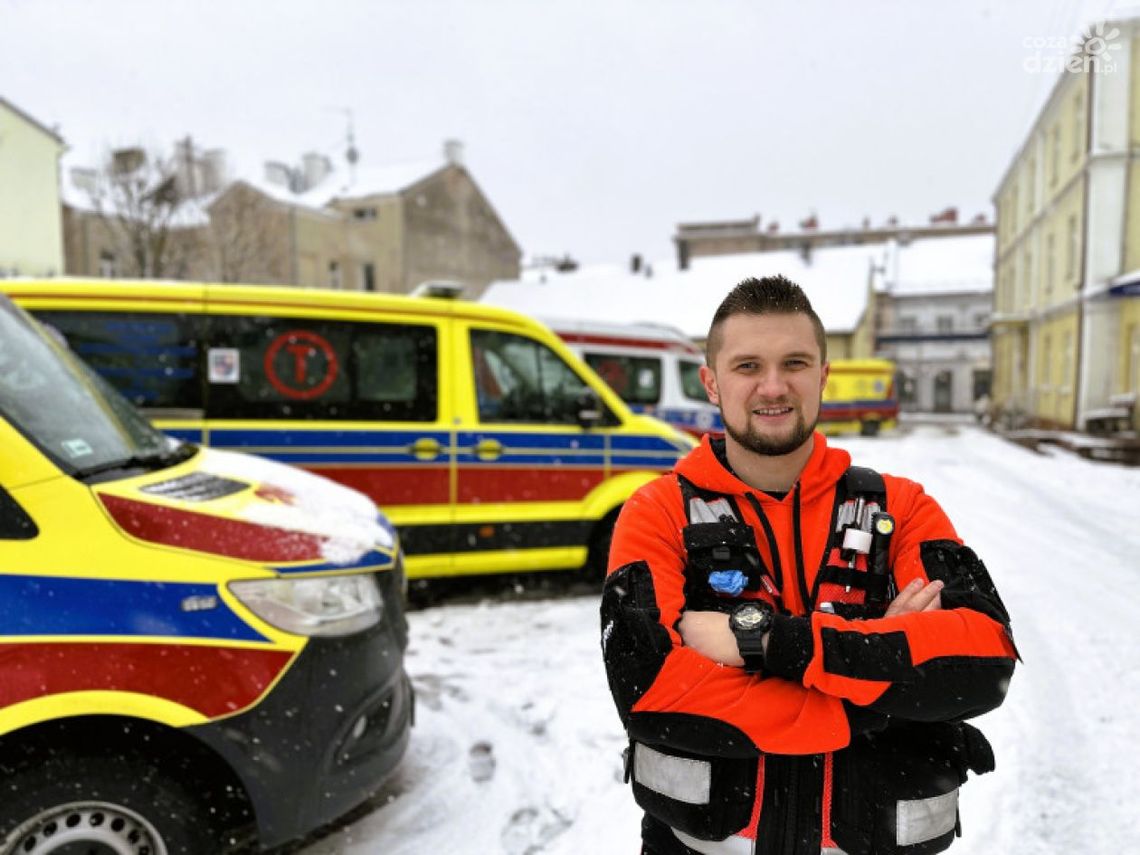 Ratownicy medyczni z województwa świętokrzyskiego mieli intensywny 2024 rok – prawie 110 tysięcy zgłoszeń
Ratownicy medyczni z województwa świętokrzyskiego mieli intensywny 2024 rok – prawie 110 tysięcy zgłoszeń