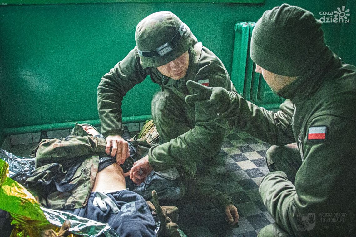 Ratownicy w mundurach Ratownicy w mundurach