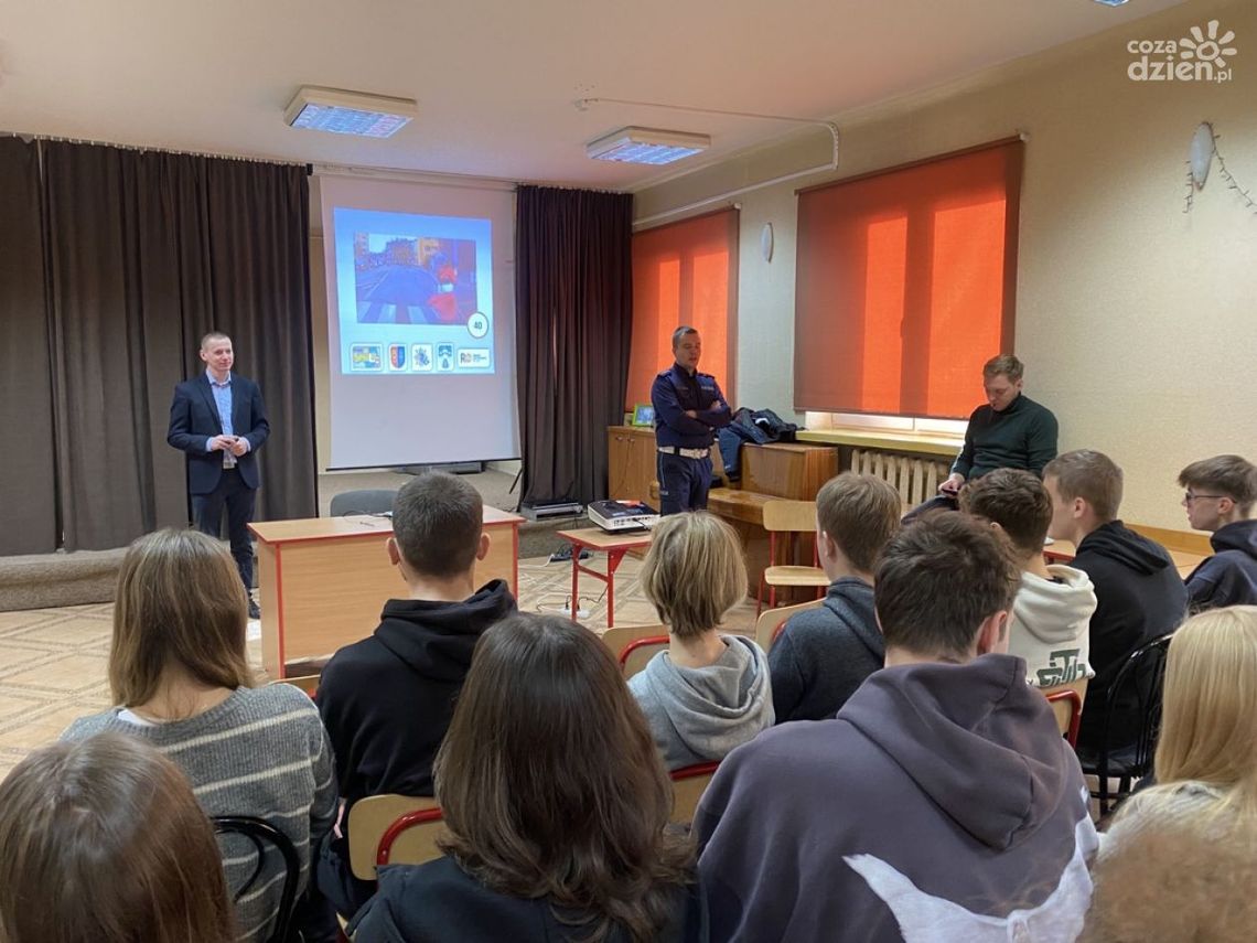 "Razem na drodze do odpowiedzialności" - ostrowiecka młodzież bierze udział w ważnej kampanii "Razem na drodze do odpowiedzialności" - ostrowiecka młodzież bierze udział w ważnej kampanii