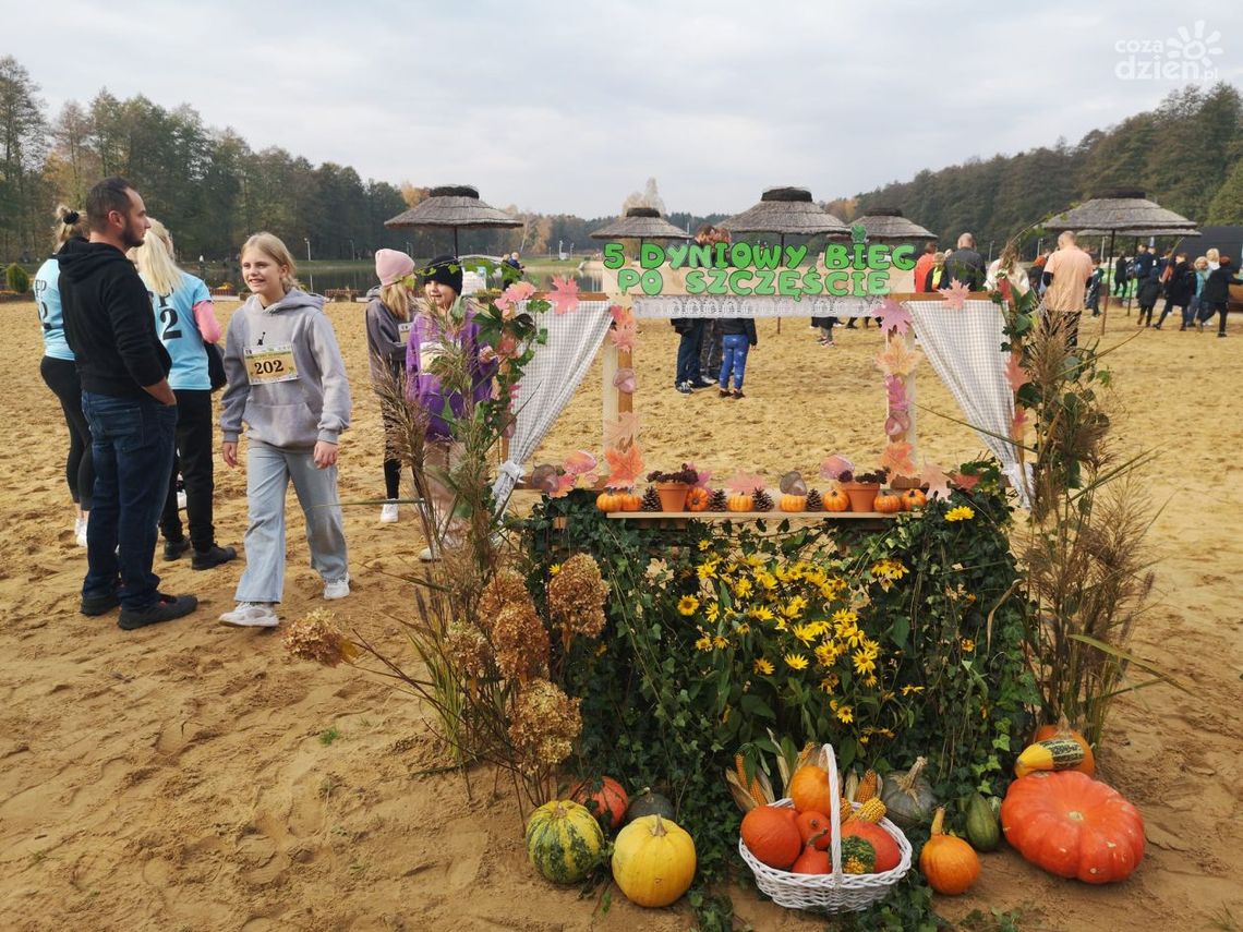 Rekordowy "Dyniowy Bieg po Szczęście". Ponad 300 osób pobiegło, aby pomóc potrzebującym Rekordowy "Dyniowy Bieg po Szczęście". Ponad 300 osób pobiegło, aby pomóc potrzebującym