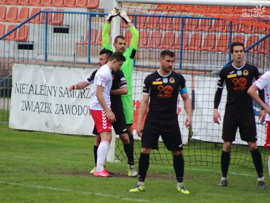 Remis piłkarzy KSZO - Paweł Lipiec obronił rzut karny