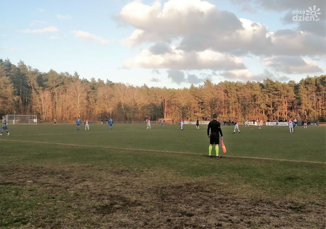 Remis w derbach powiatu ostrowieckiego