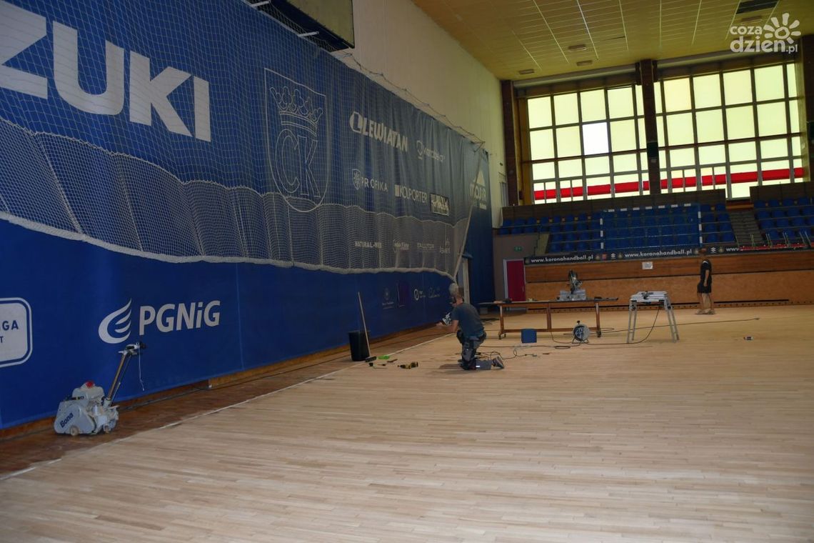 Remont hali przy ul. Krakowskiej w Kielcach. Nowy parkiet i odnowione szatnie Remont hali przy ul. Krakowskiej w Kielcach. Nowy parkiet i odnowione szatnie