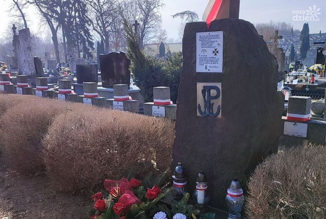 Renowacja mogił na ćmielowskim cmentarzu Renowacja mogił na ćmielowskim cmentarzu