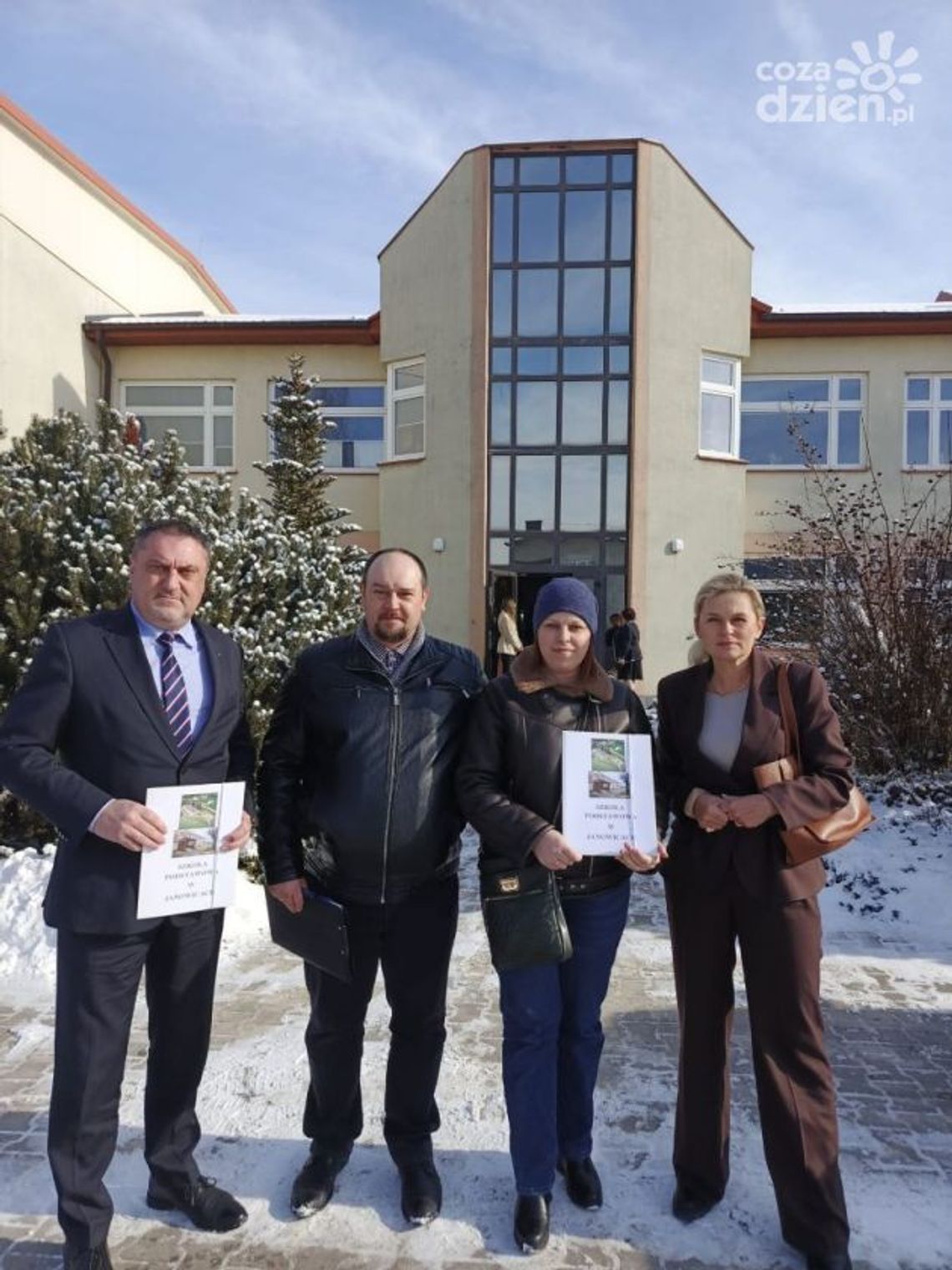Rodzice z Janowic walczą o swoją szkołę. "Burmistrz nas nie słucha" Rodzice z Janowic walczą o swoją szkołę. "Burmistrz nas nie słucha"