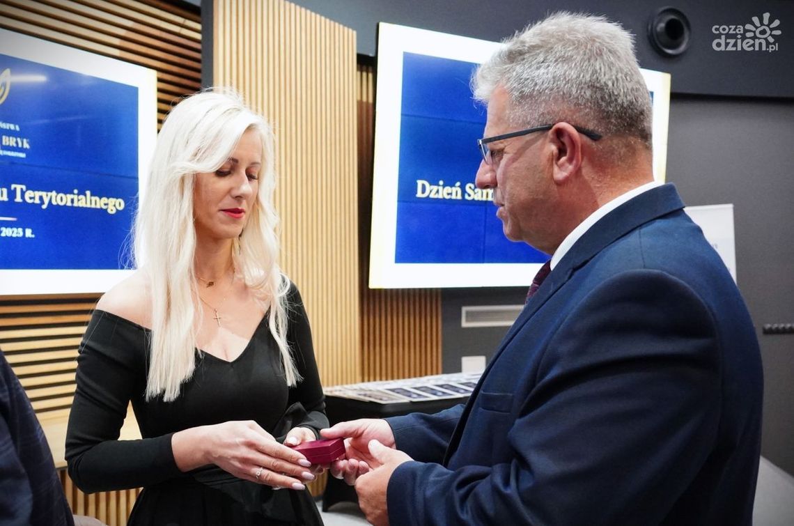 Rodzina trenera Damiana Jędrzejewskiego odebrała odznaczenie Rodzina trenera Damiana Jędrzejewskiego odebrała odznaczenie