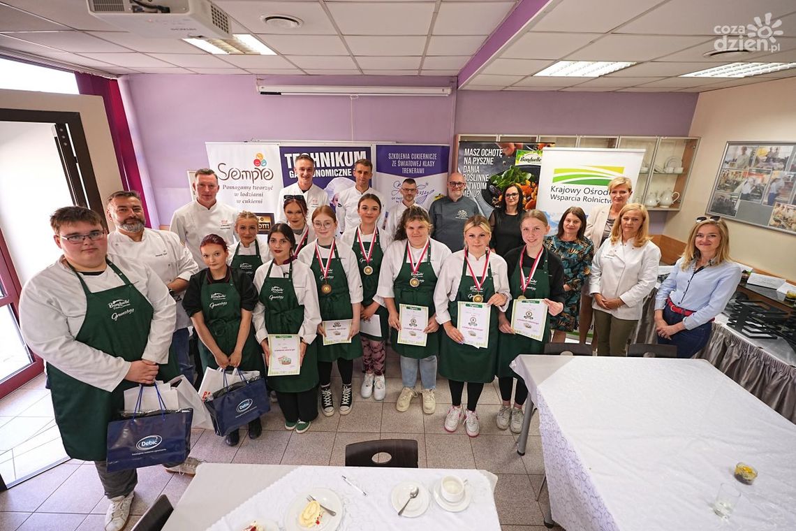 Rolada biszkoptowa i słodkie finger foody w postaci uroczych deserów w słoiku Rolada biszkoptowa i słodkie finger foody w postaci uroczych deserów w słoiku