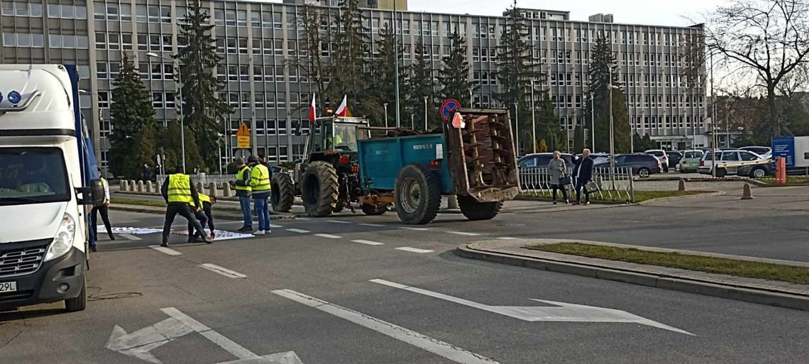Rolnicy blokują al. IX Wieków Kielc