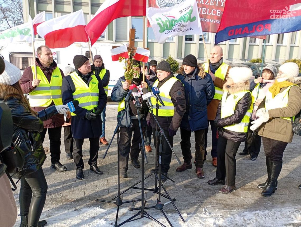 Rolnicy protestują przeciwko umowie Mercosur. „To zagrożenie dla polskiego rolnictwa i konsumentów” Rolnicy protestują przeciwko umowie Mercosur. „To zagrożenie dla polskiego rolnictwa i konsumentów”