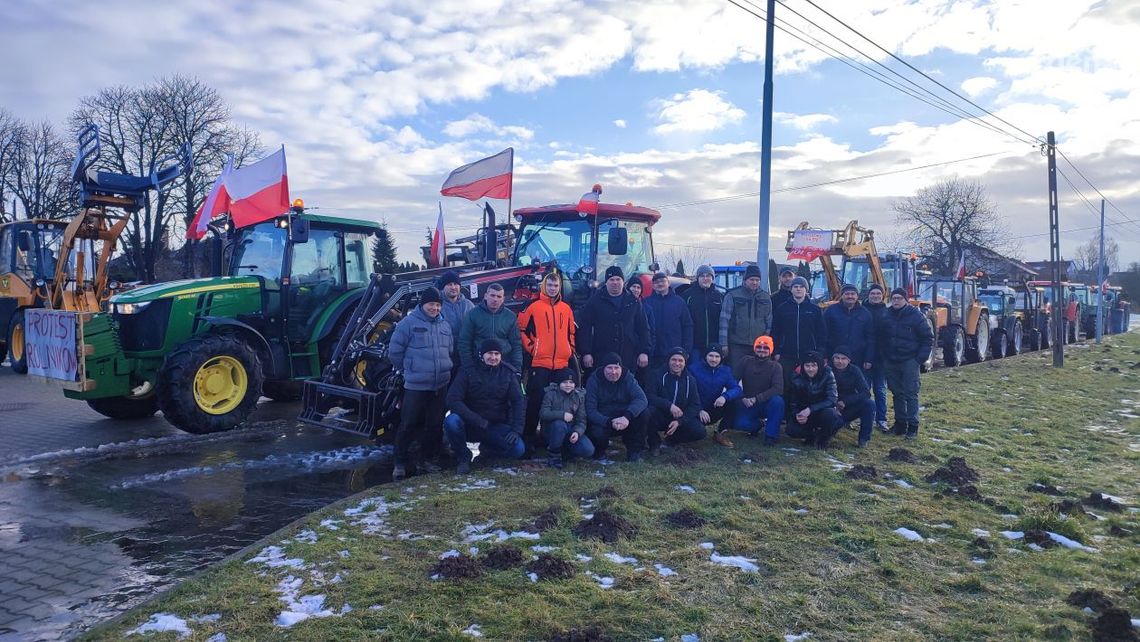 Rolnicy protestują przed urzędem wojewódzkim i na drogach krajowych w regionie Rolnicy protestują przed urzędem wojewódzkim i na drogach krajowych w regionie