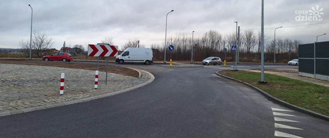 Rondo na tzw. małej obwodnicy Ostrowca już w pełni przejezdne Rondo na tzw. małej obwodnicy Ostrowca już w pełni przejezdne