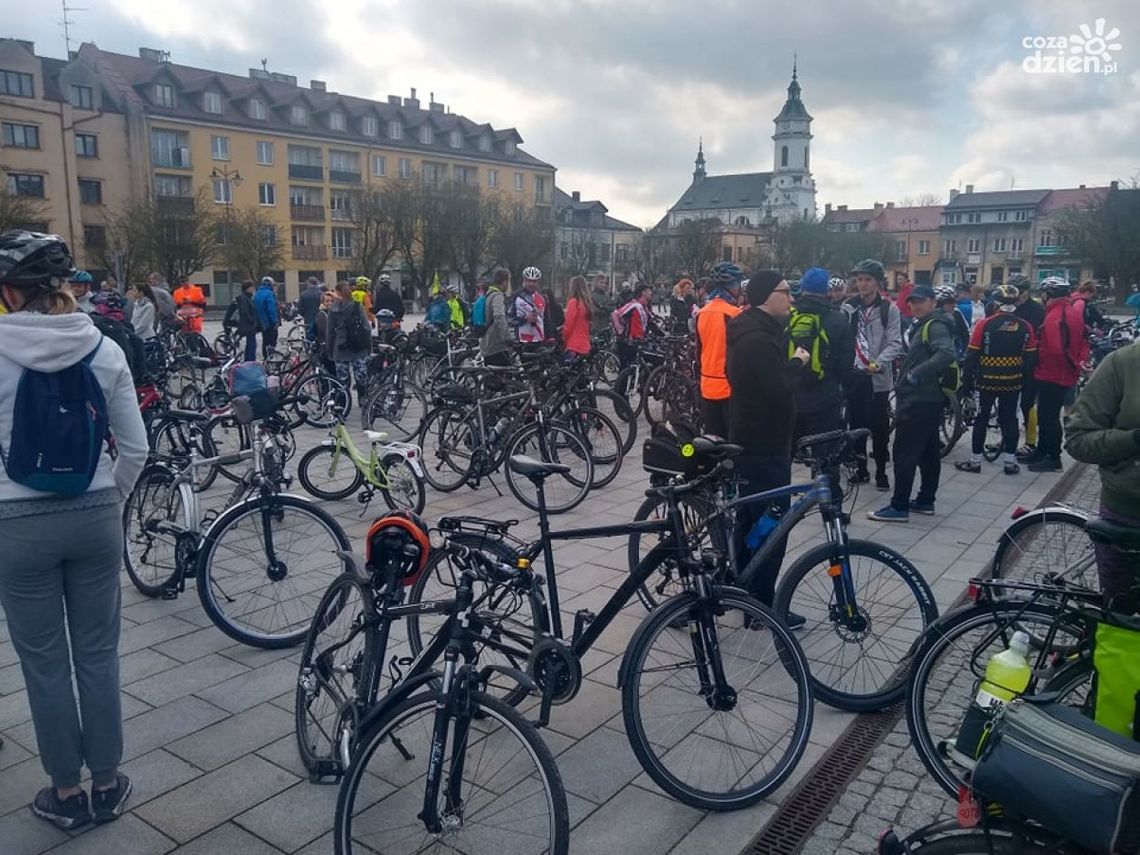 Rowerzyści też muszą przestrzegać przepisów ruchu drogowego Rowerzyści też muszą przestrzegać przepisów ruchu drogowego