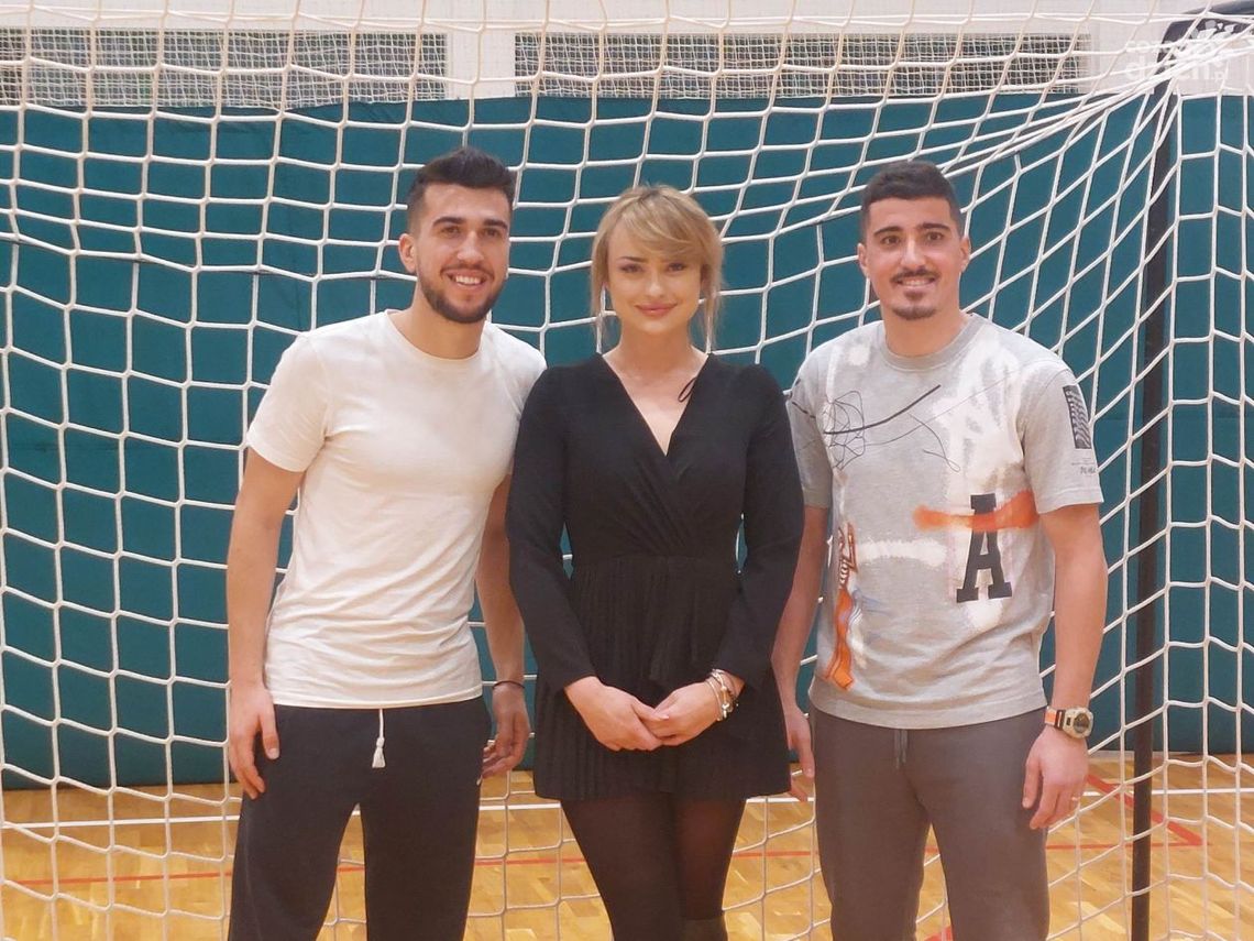 Rumuńscy piłkarze Korony z dziećmi