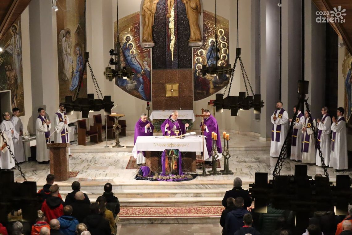 Ruszyła X Nocna Droga Krzyżowa z Dąbrowy na Święty Krzyż Ruszyła X Nocna Droga Krzyżowa z Dąbrowy na Święty Krzyż