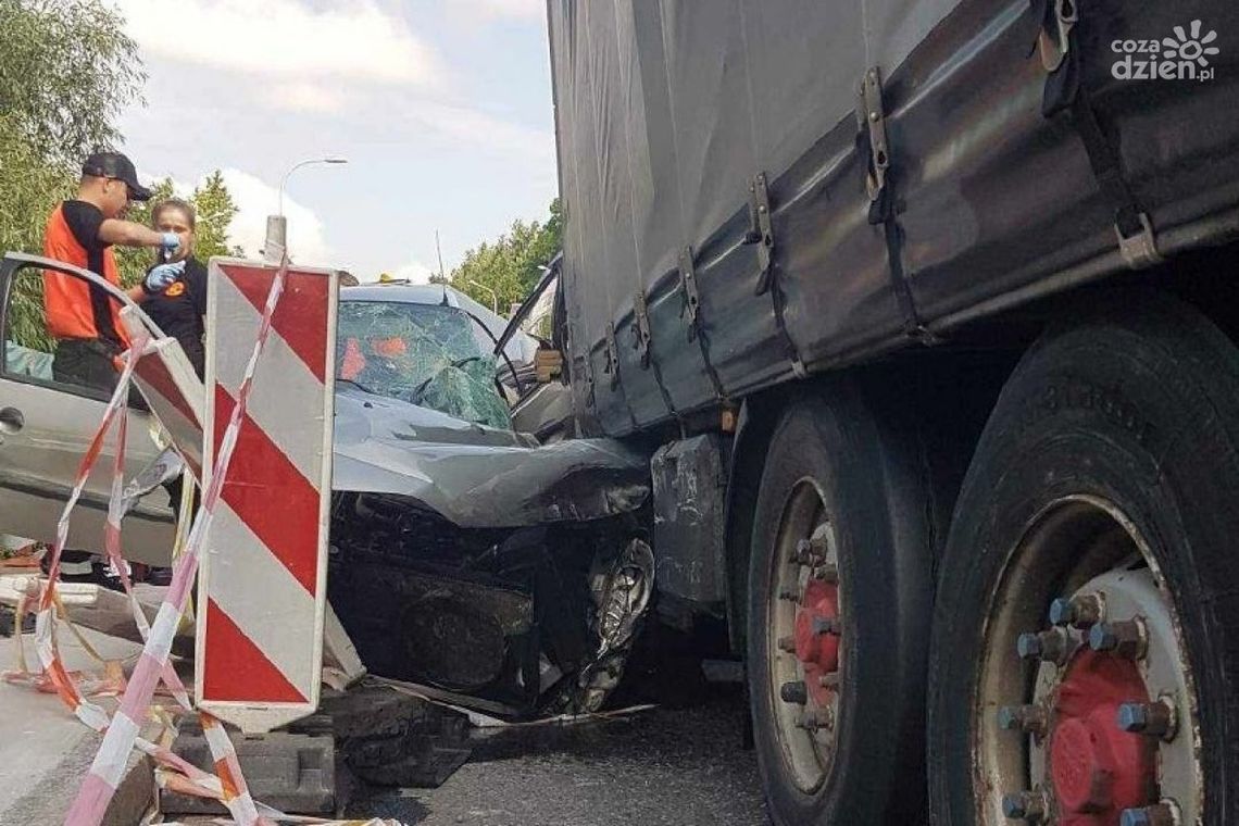 Samochód osobowy zderzył się z ciężarówką. 3 osoby ranne Samochód osobowy zderzył się z ciężarówką. 3 osoby ranne