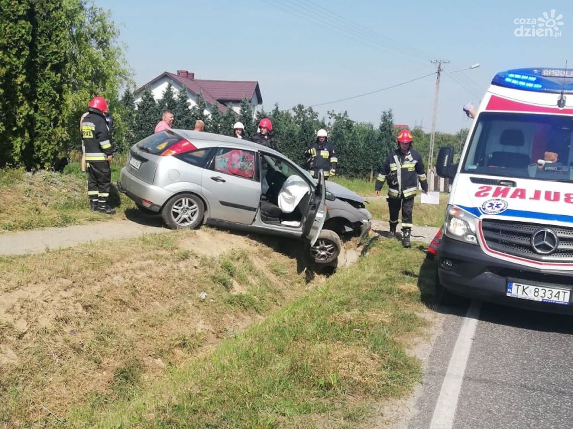 Samochód w przepuście. Są utrudnienia na drodze do Kielc