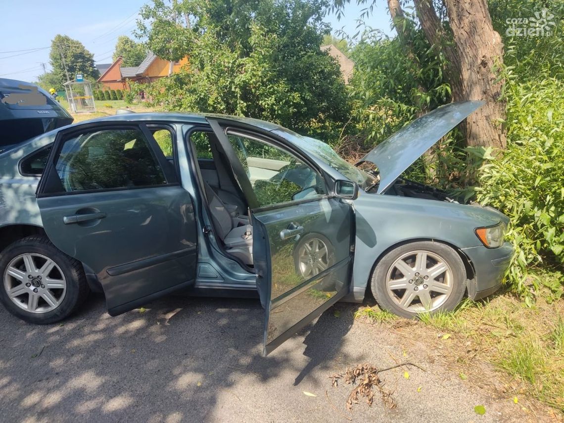 Samochód wjechał w drzewo. 5 osób w szpitalu w tym 3 dzieci Samochód wjechał w drzewo. 5 osób w szpitalu w tym 3 dzieci