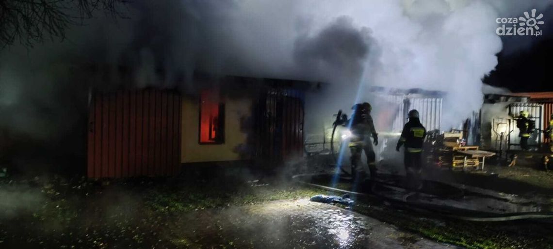Samochody i kurnik spłonęły w nocnym pożarze Samochody i kurnik spłonęły w nocnym pożarze