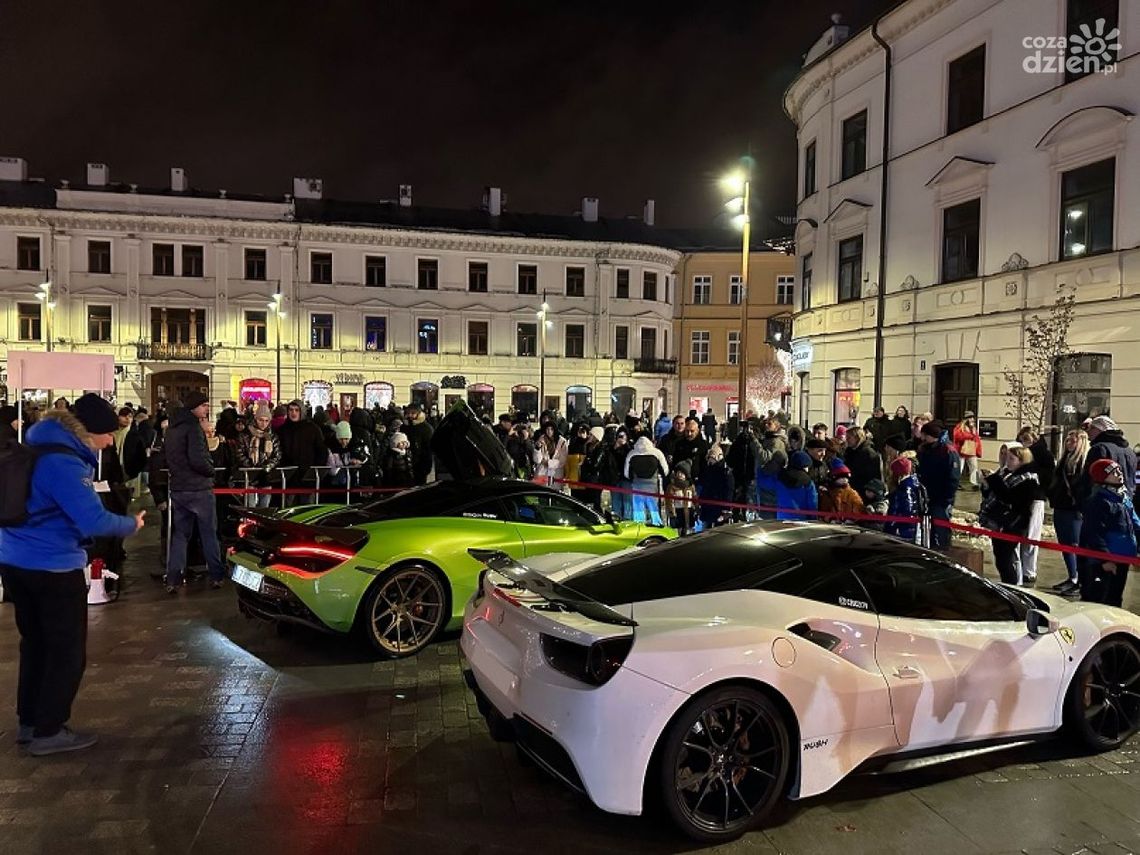 Samochody warte miliony zjeżdżają na ostrowiecki Rynek Samochody warte miliony zjeżdżają na ostrowiecki Rynek