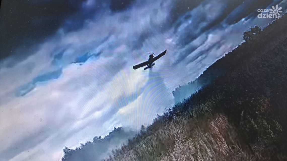 Samoloty gasiły pożar lasu w powiecie ostrowieckim Samoloty gasiły pożar lasu w powiecie ostrowieckim