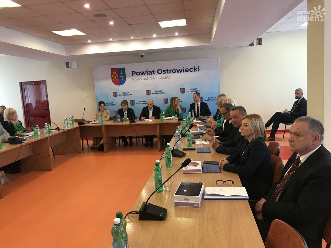Samorząd powiatu ostrowieckiego nowej kadencji będzie udzielał absolutorium poprzednim władzom Samorząd powiatu ostrowieckiego nowej kadencji będzie udzielał absolutorium poprzednim władzom