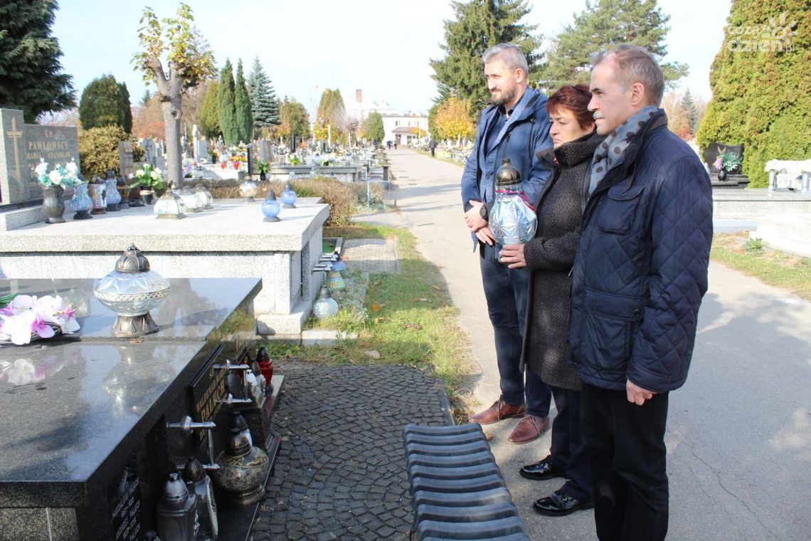 Samorządowcy zapalili znicze