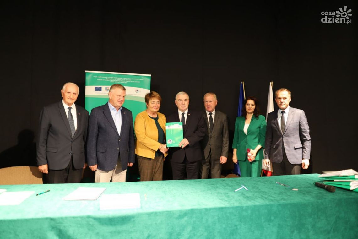 Samorządy powiatu ostrowieckiego dostaną dotacje na modernizację wiejskich dróg Samorządy powiatu ostrowieckiego dostaną dotacje na modernizację wiejskich dróg