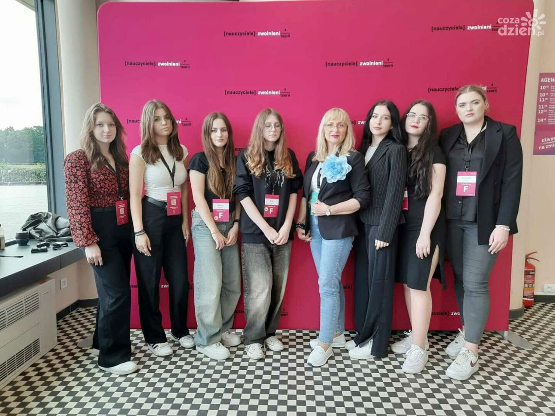 Sandomierzanki laureatkami olimpiady "Zwolnieni z teorii" Sandomierzanki laureatkami olimpiady "Zwolnieni z teorii"