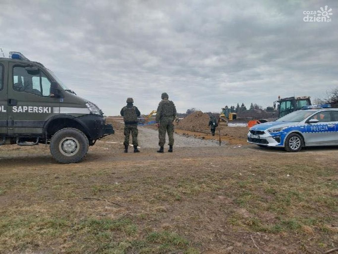 Saperzy sprawdzają teren w Okalinie Saperzy sprawdzają teren w Okalinie