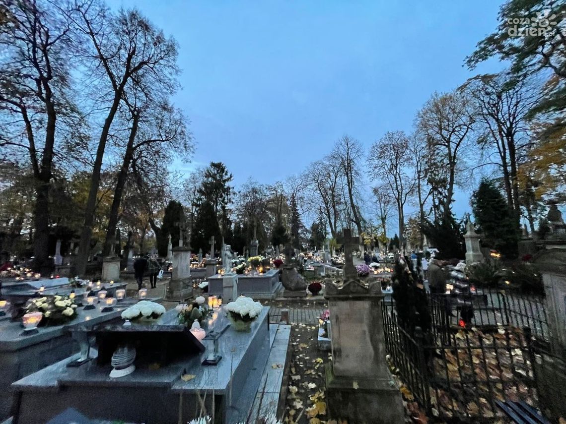 Senior zasłabł na cmentarzu. Pomoc przyszła w samą porę Senior zasłabł na cmentarzu. Pomoc przyszła w samą porę