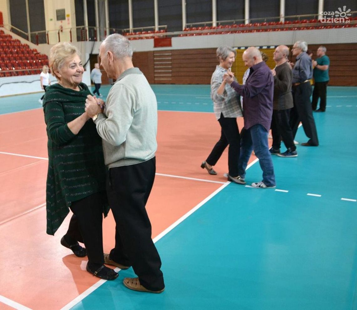 Seniorzy ćwiczyli przy muzyce, teraz tańczą Seniorzy ćwiczyli przy muzyce, teraz tańczą