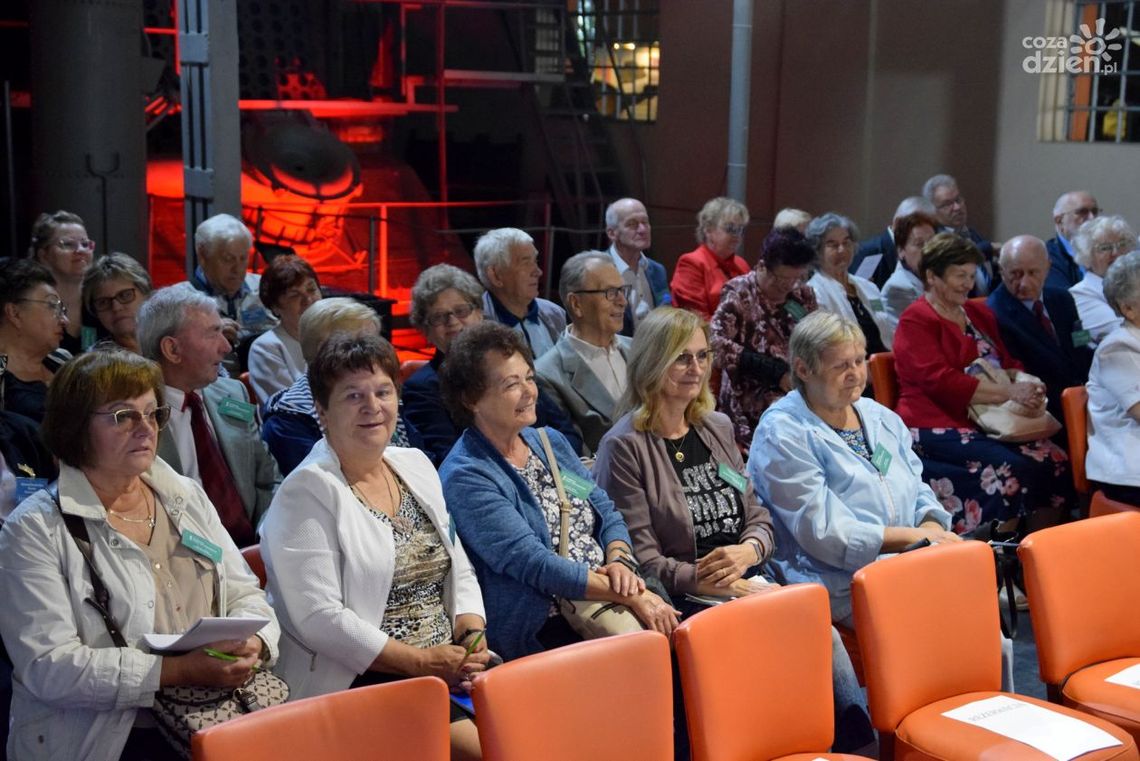 Seniorzy dają przykład jak być aktywnym i cieszyć się życiem Seniorzy dają przykład jak być aktywnym i cieszyć się życiem