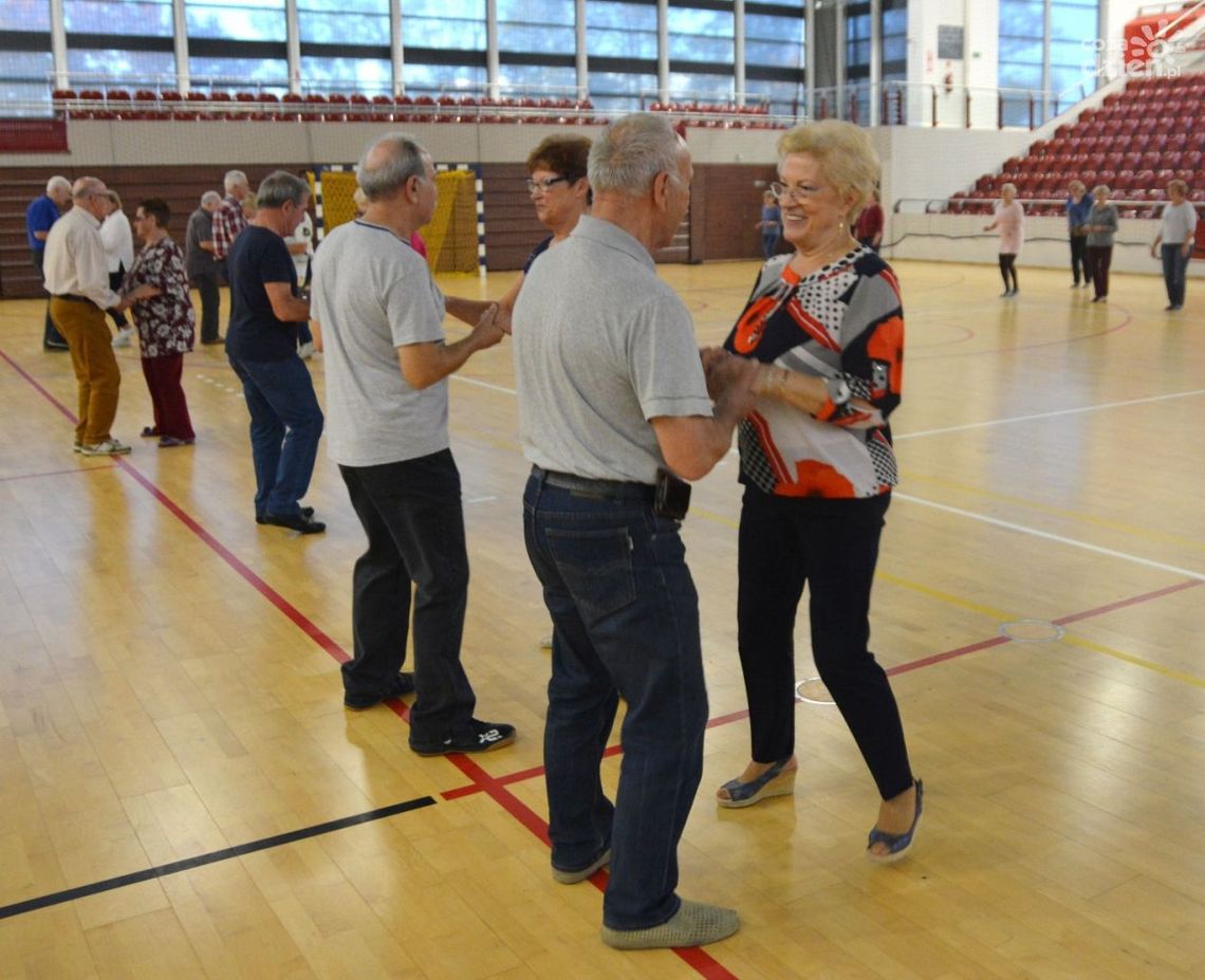 Seniorzy lubią sobie potańczyć Seniorzy lubią sobie potańczyć