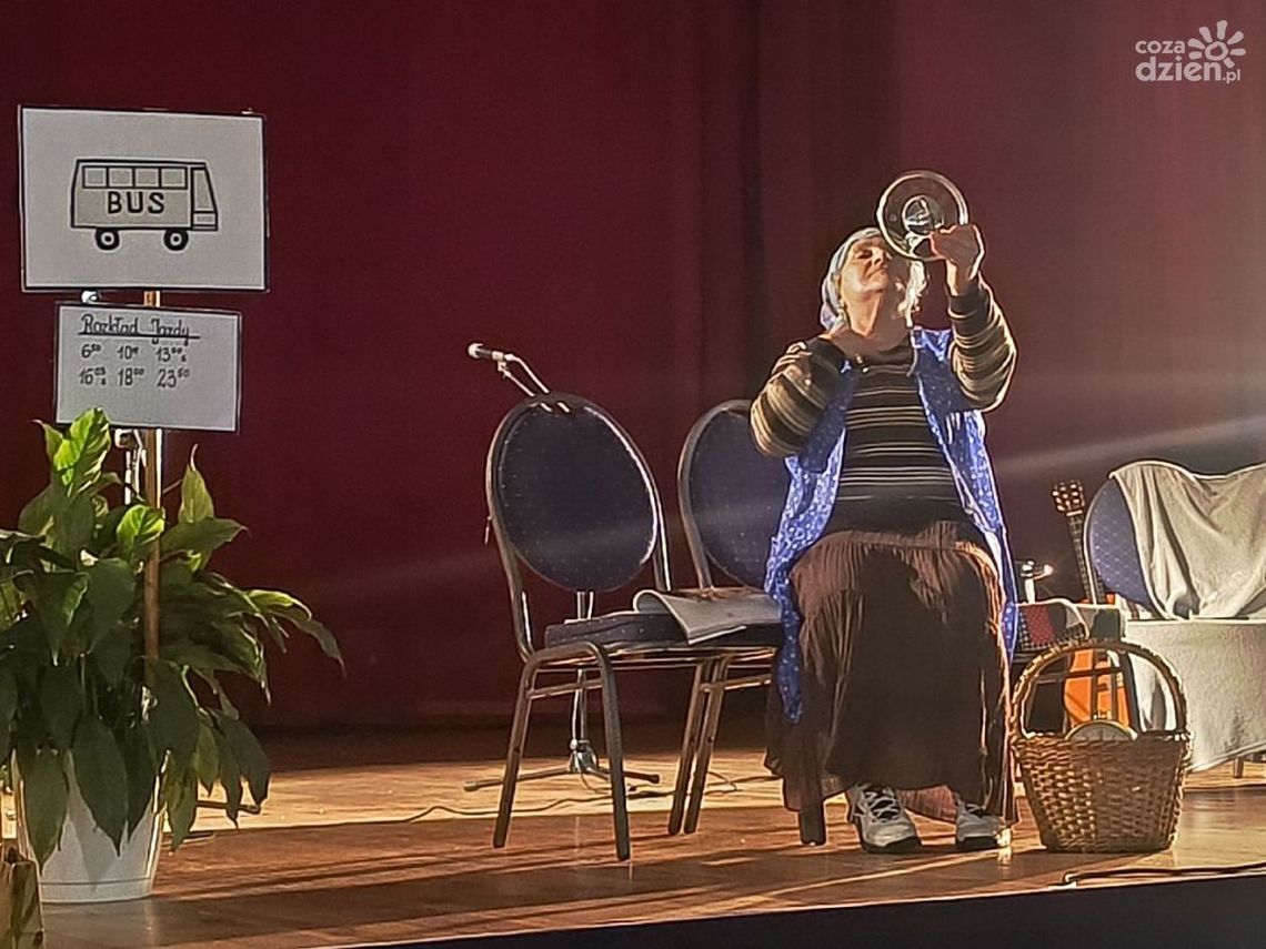 Seniorzy mają poczucie humoru. W ODS Malwa prezentowali swoje skecze Seniorzy mają poczucie humoru. W ODS Malwa prezentowali swoje skecze