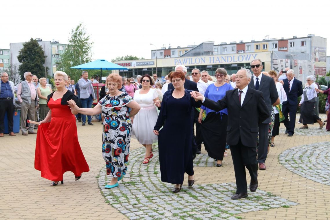 Seniorzy opanowali plac "Pod Skałkami" Seniorzy opanowali plac "Pod Skałkami"