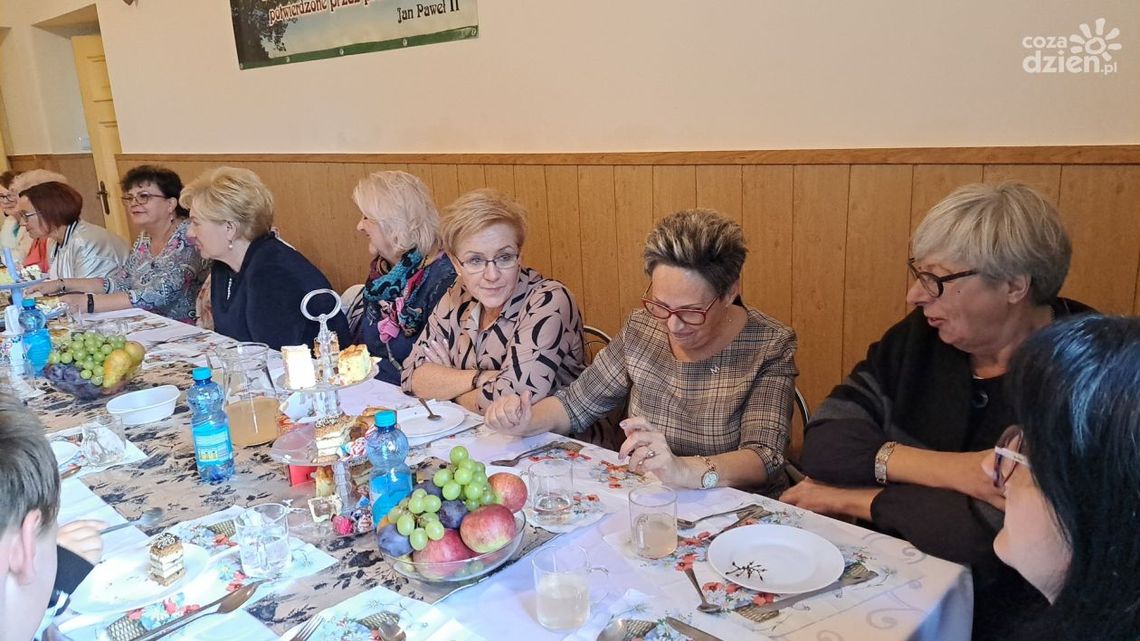 Seniorzy uczą dzieci, dzieci uczą seniorów Seniorzy uczą dzieci, dzieci uczą seniorów