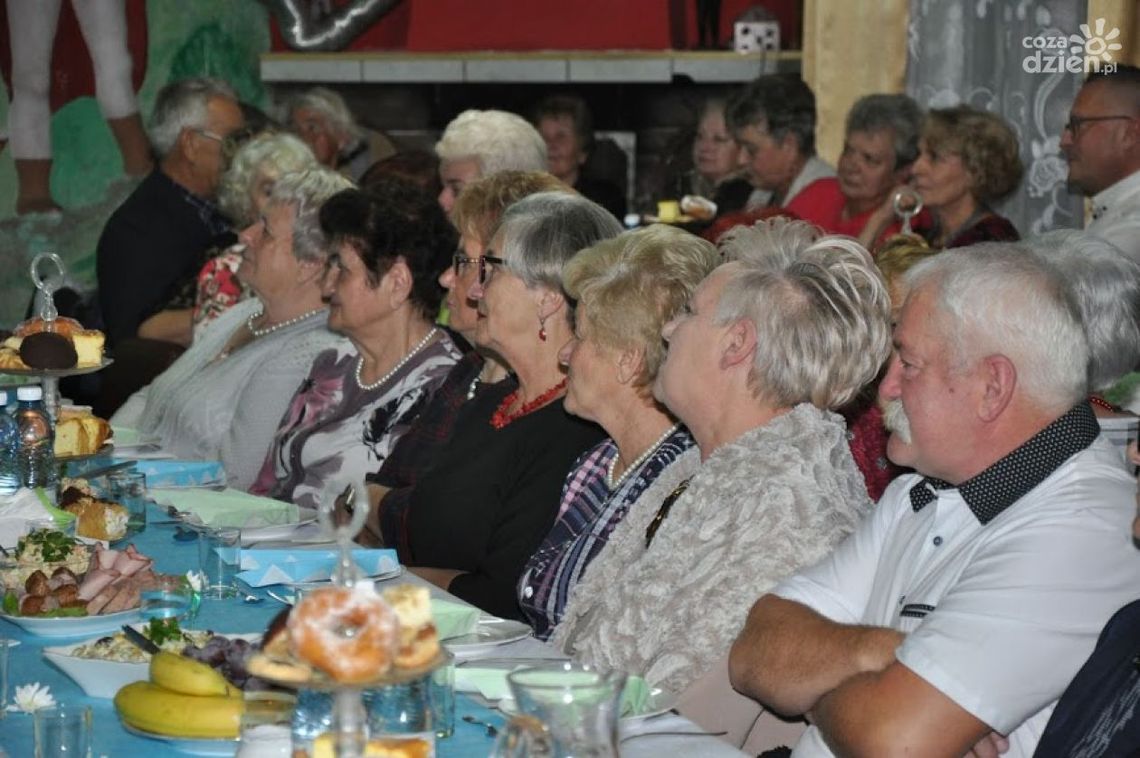 Seniorzy z Ćmielowa bawili się "za lasem" Seniorzy z Ćmielowa bawili się "za lasem"