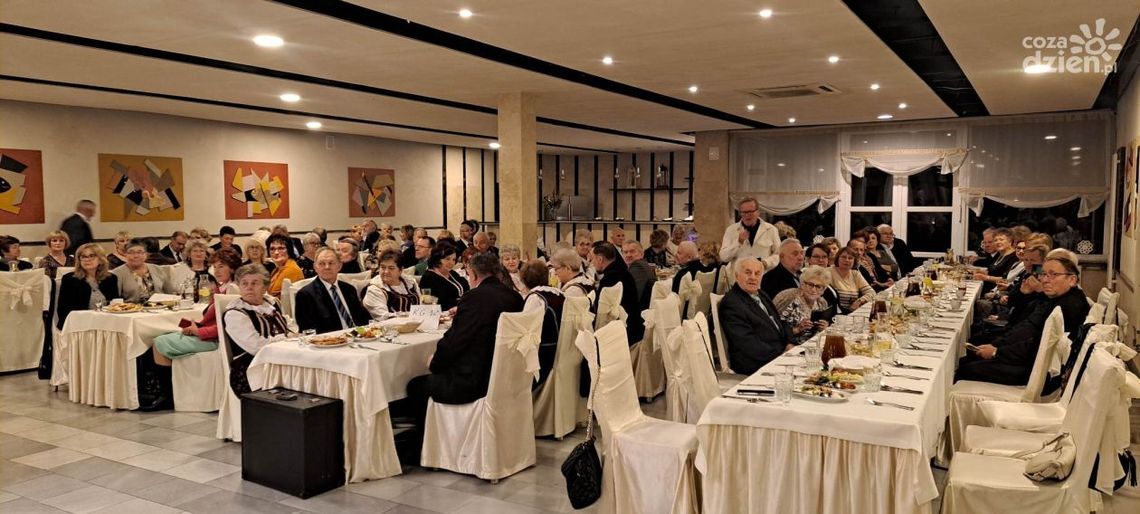 Seniorzy z Ostrowca Świętokrzyskiego spotkali się przy opłatku Seniorzy z Ostrowca Świętokrzyskiego spotkali się przy opłatku