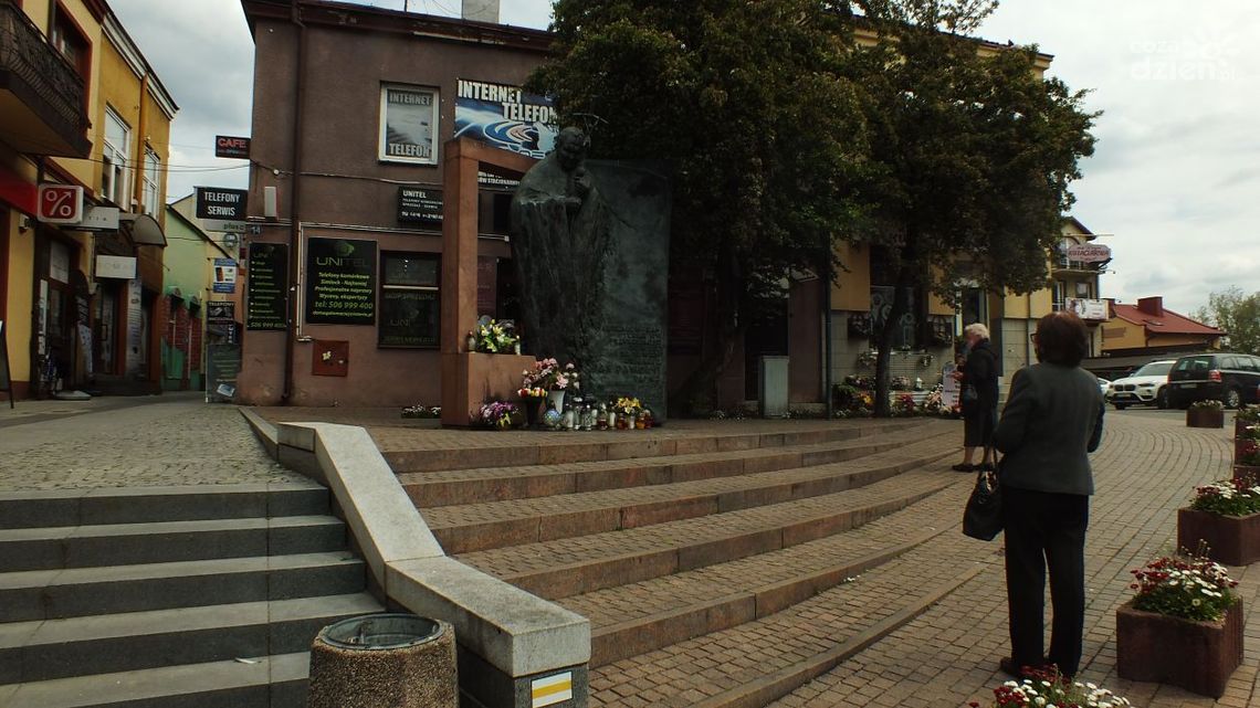 Setna rocznica urodzin papieża Jana Pawła II. Ostrowczanie pamiętają Setna rocznica urodzin papieża Jana Pawła II. Ostrowczanie pamiętają