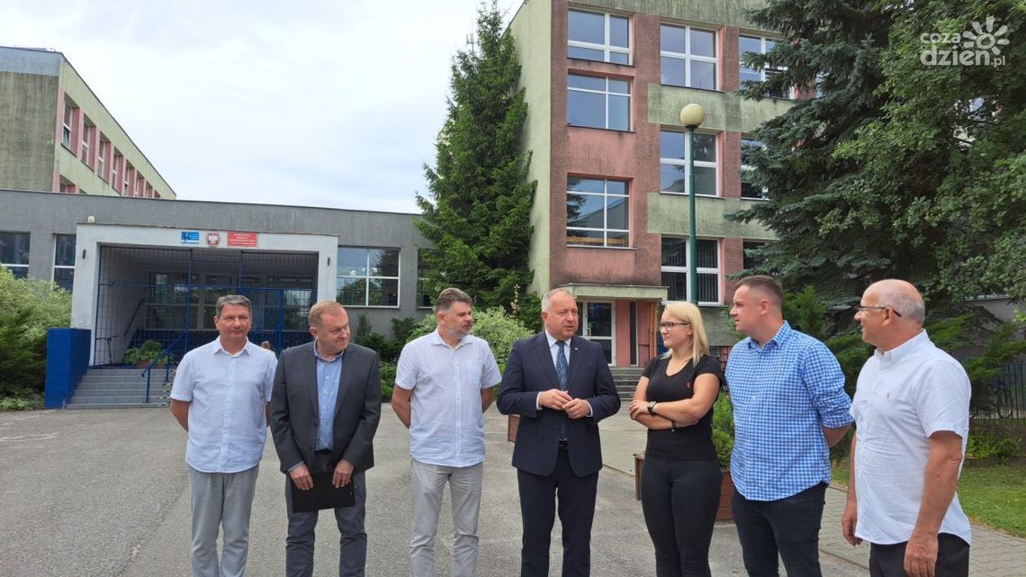 Sezon na remonty ostrowieckich placówek oświatowych rozpoczęty Sezon na remonty ostrowieckich placówek oświatowych rozpoczęty